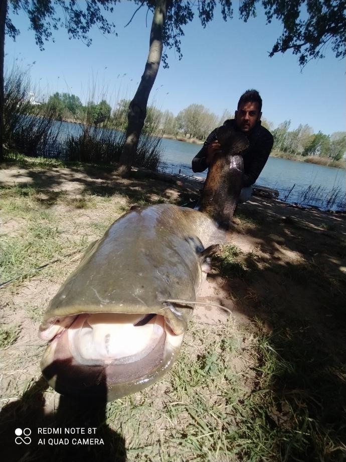 Suxo Mendoza en el momento de capturar al siluro