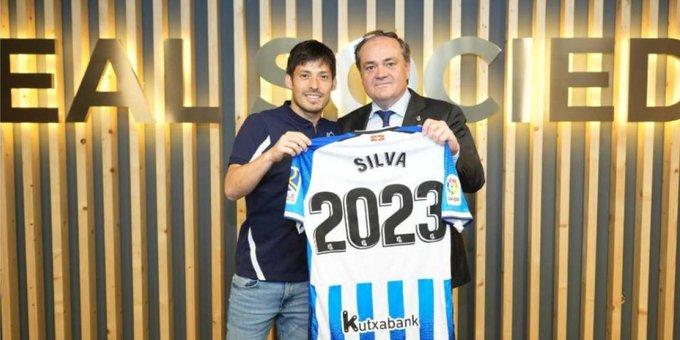 David Silva y Jokin Aperribay muestran la camiseta con el año 2023.