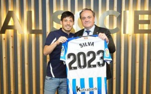David Silva y Jokin Aperribay muestran la camiseta con el año 2023. David Silva y Jokin Aperribay muestran la camiseta con el año 2023.