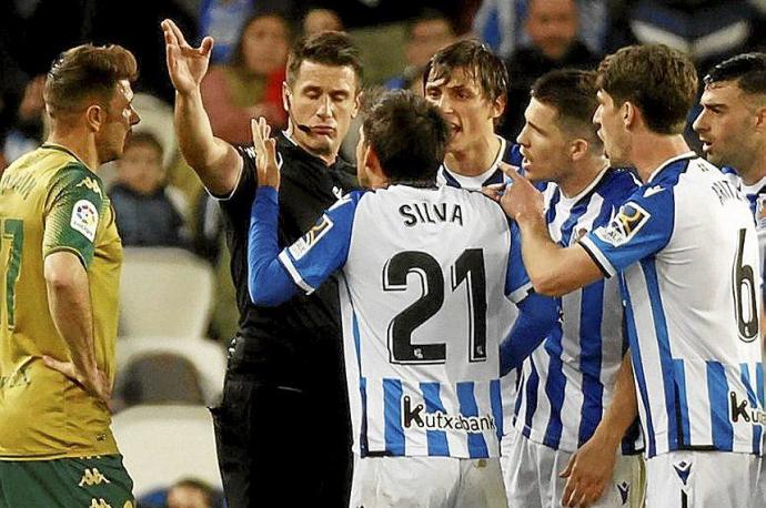 Díaz de Mera muestra a Silva el camino de los vestuarios. Foto: Efe