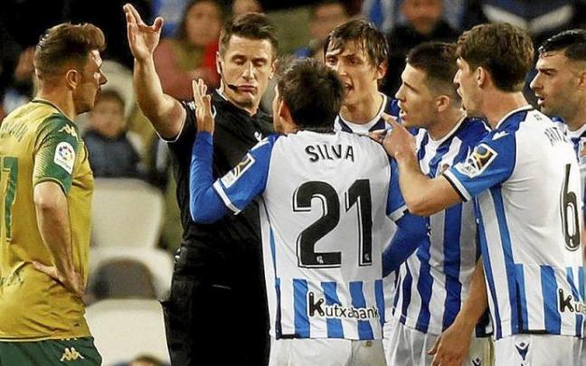 Díaz de Mera muestra a Silva el camino de los vestuarios. Foto: Efe