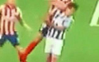 Savic golpea a Oyarzabal. Foto: N.G.