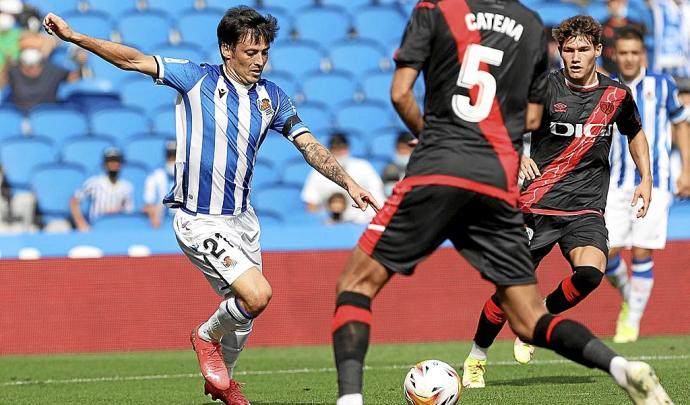 David Silva se dispone a golpear el balón en un lance del partido ante el Rayo Vallecano.