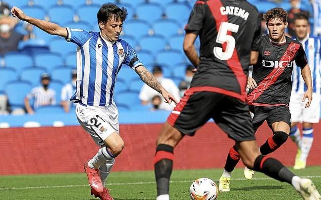David Silva se dispone a golpear el balón en un lance del partido ante el Rayo Vallecano. David Silva se dispone a golpear el balón en un lance del partido ante el Rayo Vallecano.