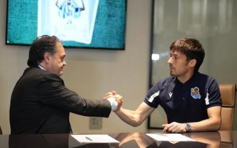 David Silva y Jokin Aperribay estrechan sus manos tras sellar la renovación del jugador. David Silva y Jokin Aperribay estrechan sus manos tras sellar la renovación del jugador.