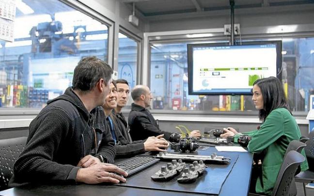 Un grupo de trabajadores de Alcorta Forging Group, en una reunión de trabajo. Foto: DNA.