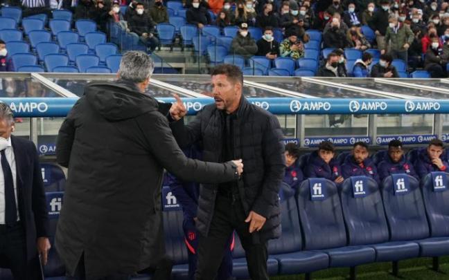 Simeone le negó el saludo y abroncó a Imanol antes del comienzo del partido. Simeone le negó el saludo y abroncó a Imanol antes del comienzo del partido.