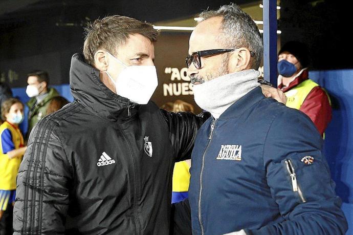 Bittor Alkiza saluda a Álvaro Cervera. El del domingo en El Sadar fue su último partido como entrenador del Cádiz.