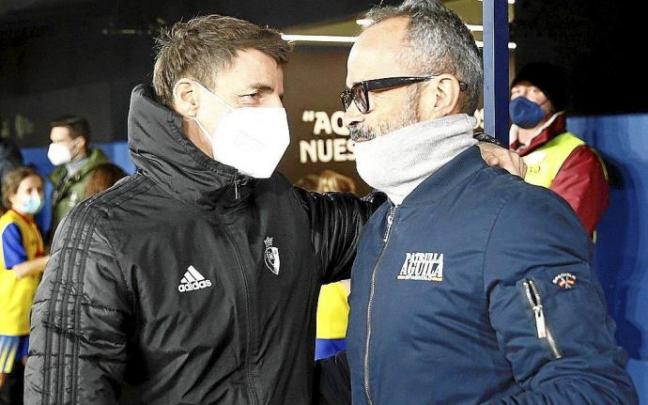 Bittor Alkiza saluda a Álvaro Cervera. El del domingo en El Sadar fue su último partido como entrenador del Cádiz.