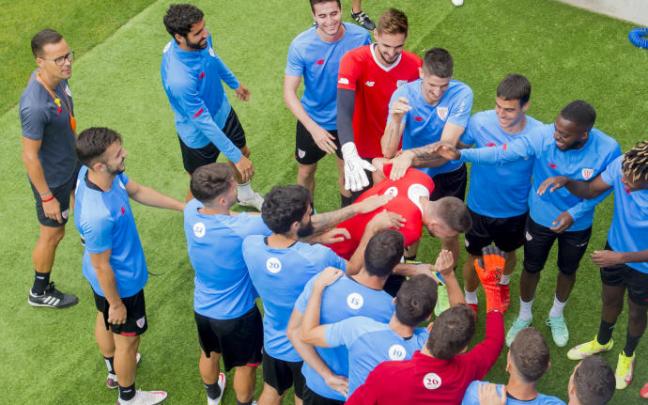 Unai Simón, recibido por sus compañeros tras conseguir la medalla de plata en los Juegos Olímpicos de Tokio.