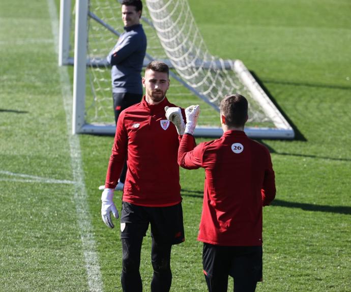 Unai Simón choca el puño con Julen Agirrezabala