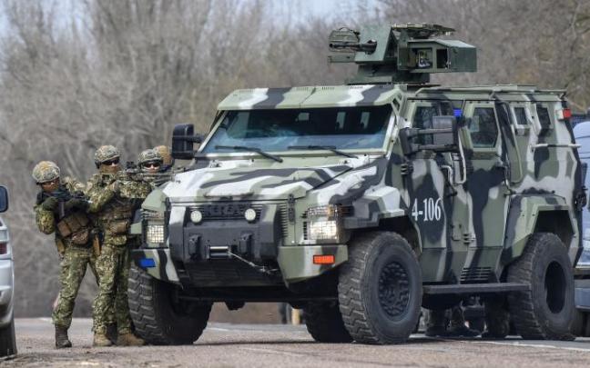 Fuerzas ucranianas toman parte en un simulacro en el sur del país.