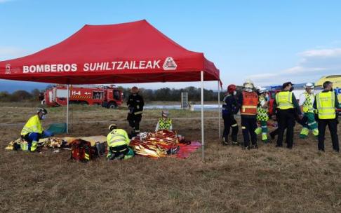 Un momento del simulacro de accidente de este miércoles en el aeropuerto de Foronda.