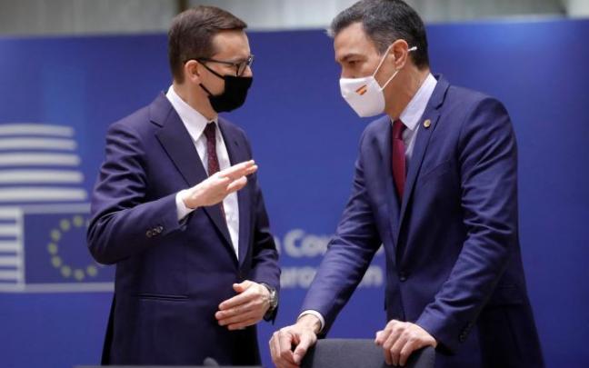 Pedro Sánchez, ayer jueves en la cumbre, junto al primer ministro polaco. Pedro Sánchez, ayer jueves en la cumbre, junto al primer ministro polaco.