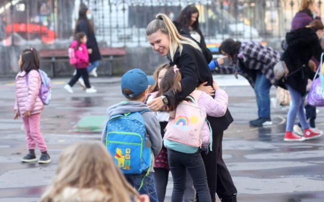 Los escolares vuelven a clase tras las vacaciones de Semana Santa sin mascarillas obligatorias Los escolares vuelven a clase tras las vacaciones de Semana Santa sin mascarillas obligatorias