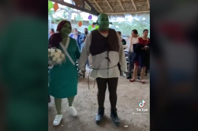 Los novios pidieron a los invitados que también fueran vestidos de Shrek.