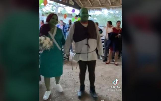 Los novios pidieron a los invitados que también fueran vestidos de Shrek.