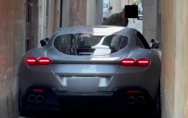 El Ferrari encajado en la calle estrecha. El Ferrari encajado en la calle estrecha.