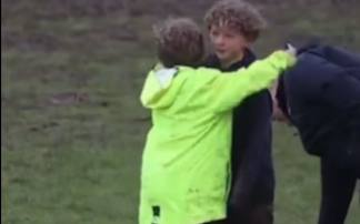 El niño animó a su compañero.