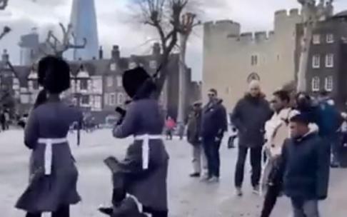 El guardia avisó antes de arrollar al niño pero no se apartó. El guardia avisó antes de arrollar al niño pero no se apartó.