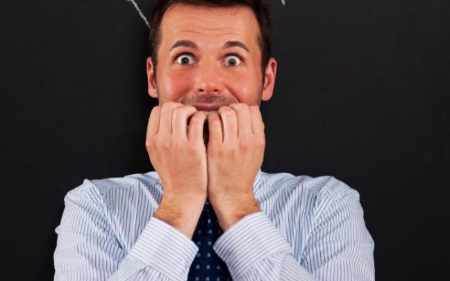 Un hombre experimenta una sensación de dentera.