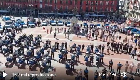 El agente Luis Eduardo Izquierdo, un policía local segoviano destinado en Valladolid, falleció el pasado jueves. En la Plaza Mayor de Pucela, por ejemplo, autoridades y compañeros le han rendido un sentido tributo a este policía "ejemplar"