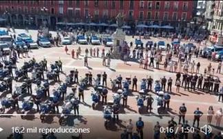 El agente Luis Eduardo Izquierdo, un policía local segoviano destinado en Valladolid, falleció el pasado jueves. En la Plaza Mayor de Pucela, por ejemplo, autoridades y compañeros le han rendido un sentido tributo a este policía "ejemplar" El agente Luis Eduardo Izquierdo, un policía local segoviano destinado en Valladolid, falleció el pasado jueves. En la Plaza Mayor de Pucela, por ejemplo, autoridades y compañeros le han rendido un sentido tributo a este policía "ejemplar"