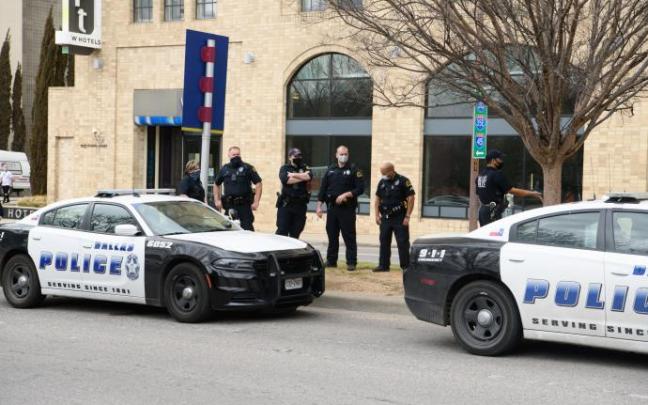 La policía de Dallas ante la sinagoga donde se ha atrincherado el hombre armado La policía de Dallas ante la sinagoga donde se ha atrincherado el hombre armado