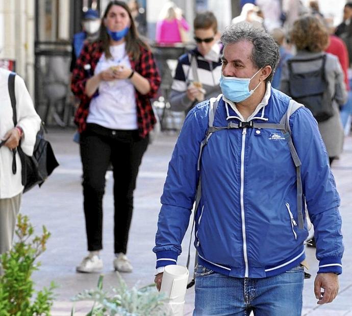 Gasteiztarras por la calle con mascarilla. Foto: Alex Larretxi