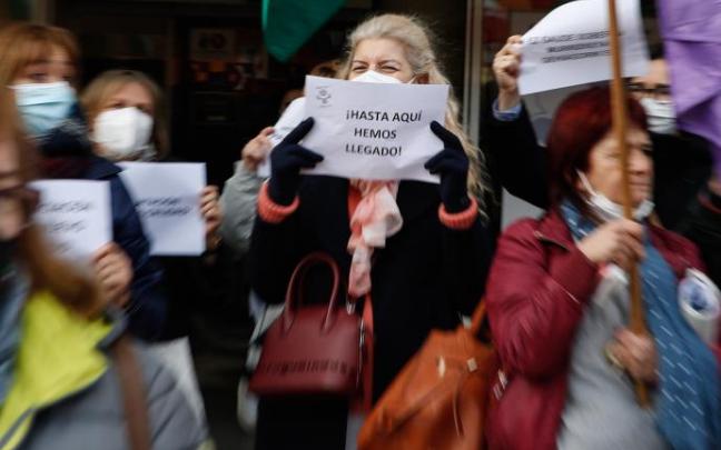 Concentración convocada este viernes frente al Centro de Salud del barrio de Gros en Donostia.