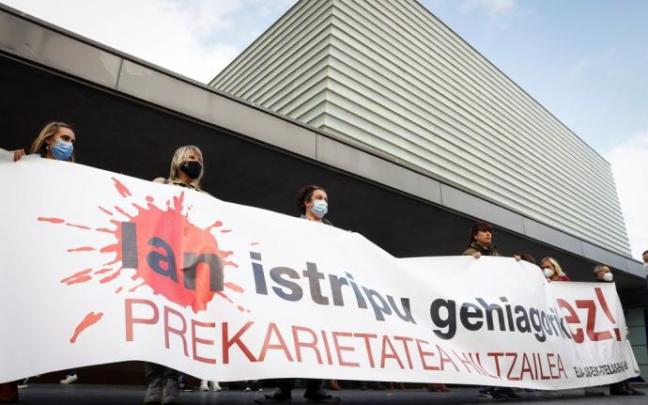 Los sindicatos ELA, LAB, ESK, Steilas, EHNE e Hiru han celebrado una concentración este jueves en Donostia para denunciar el accidente en el que murió un cocinero de un restaurante donostiarra. Los sindicatos ELA, LAB, ESK, Steilas, EHNE e Hiru han celebrado una concentración este jueves en Donostia para denunciar el accidente en el que murió un cocinero de un restaurante donostiarra.