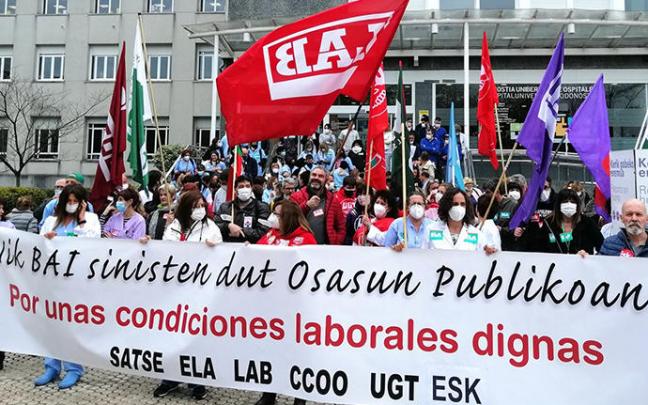 Concentración de Satse, ELA, LAB, CCOO, UGT y ESK en Donostia. Concentración de Satse, ELA, LAB, CCOO, UGT y ESK en Donostia.