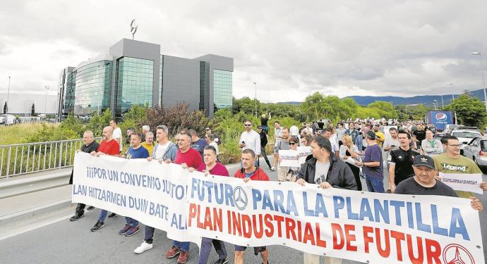 Manifestación de todas las centrales sindicales representadas en el comité de empresa de Mercedes-Benz alrededor de las instalaciones el pasado miércoles.