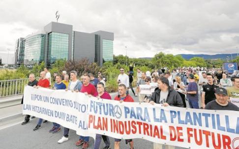 Manifestación de todas las centrales sindicales representadas en el comité de empresa de Mercedes-Benz alrededor de las instalaciones el pasado miércoles.