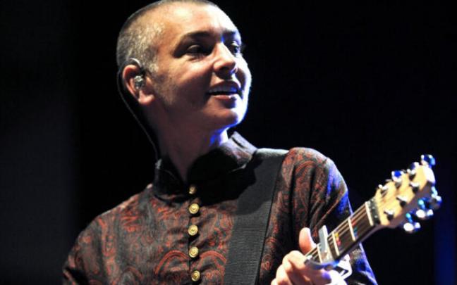 La cantante irlandesa Sinéad O'Connor durante un concierto.