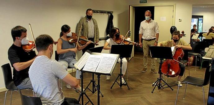 El quinteto de cuerda Rothaus, con María Rallo en el centro, ensayando ayer en Kultur Etxea.