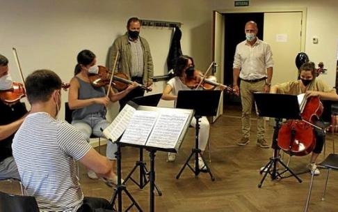 El quinteto de cuerda Rothaus, con María Rallo en el centro, ensayando ayer en Kultur Etxea. El quinteto de cuerda Rothaus, con María Rallo en el centro, ensayando ayer en Kultur Etxea.