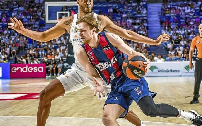 Raieste avanza hacia canasta ante la oposición de Randolph en el segundo partido. Foto: Área 11