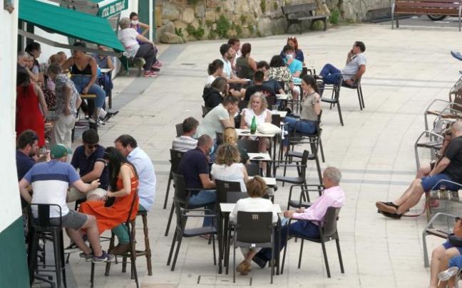 Varios grupos de personas en una zona de ocio de Algorta.