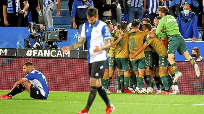 Rioja y Joselu, cariacontecidos el lunes tras el gol de Borja Iglesias que supuso una nueva derrota para el Alavés. Foto: David Aguilar