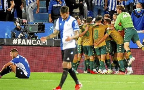 Rioja y Joselu, cariacontecidos el lunes tras el gol de Borja Iglesias que supuso una nueva derrota para el Alavés. Foto: David Aguilar Rioja y Joselu, cariacontecidos el lunes tras el gol de Borja Iglesias que supuso una nueva derrota para el Alavés. Foto: David Aguilar