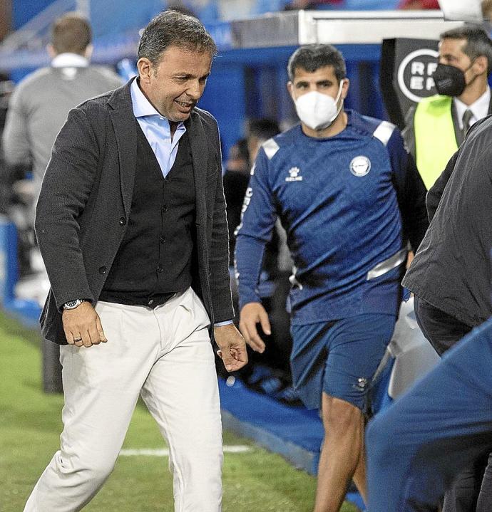 Calleja, de camino al banquillo antes del arranque del encuentro. Foto: Josu Chavarri