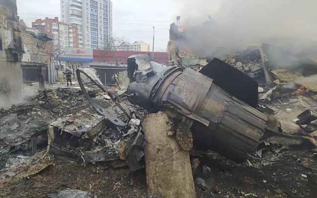 Restos de un avión ruso derribado en Chernigiv, Ucrania.