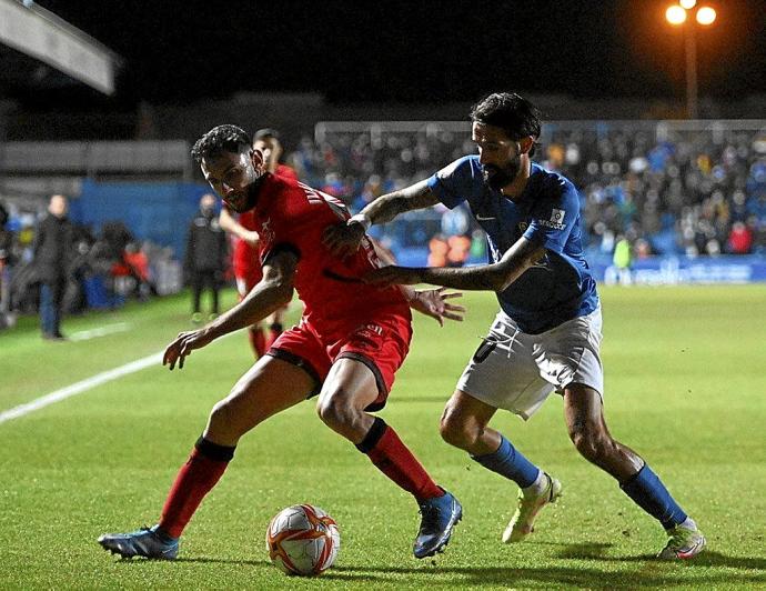 Iván Martín, en la imagen protegiendo el balón, fue relevado en el descanso por Manu García. Foto: Área 11