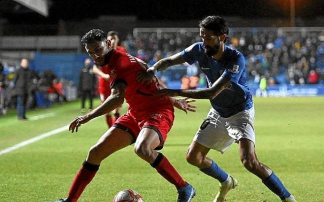 Iván Martín, en la imagen protegiendo el balón, fue relevado en el descanso por Manu García. Foto: Área 11