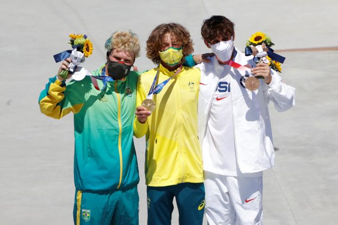 Pedro Barros (Plata), Keegan Palmer (Oro) y Cory Juneau (Bronce), posan con sus medallas.