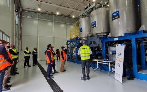 La presidenta y el consejero atienden las explicaciones del responsable de la planta, Carlos Gil