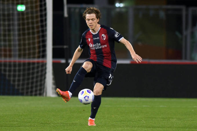 Skov Olsen, durante un partido con la camiseta del Bolonia.