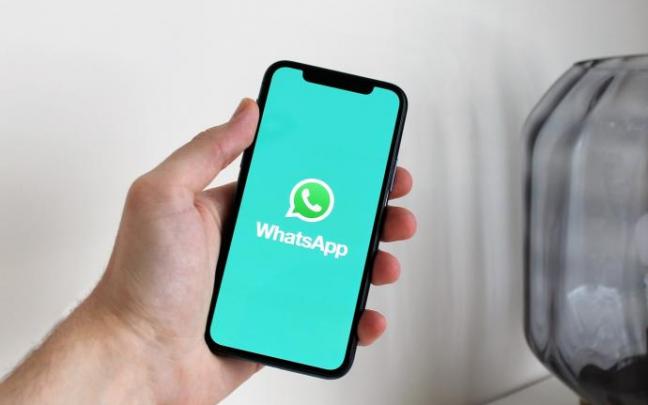 Puedes dictar a tu 'smartphone' el mensaje para que WhatswApp lo transcriba.