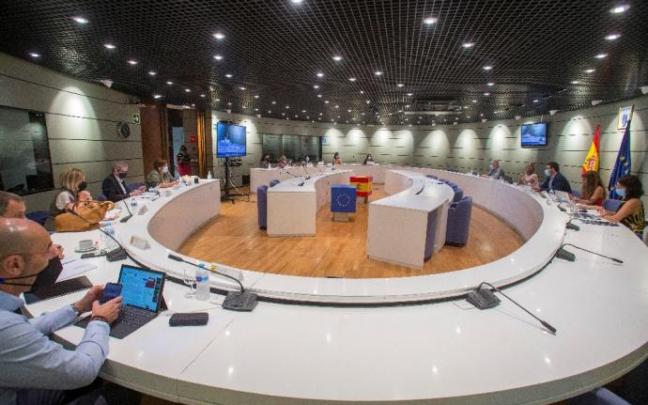 Ministerio, sindicatos y empresarios iniciaron ayer la negociación del nuevo Salario Mínimo Interprofesional. Foto: Efe Ministerio, sindicatos y empresarios iniciaron ayer la negociación del nuevo Salario Mínimo Interprofesional. Foto: Efe